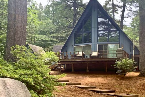Cozy Lakeside Cabin • Near Cranmore Ski Resort