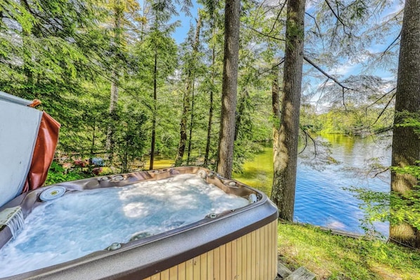 Outdoor spa tub