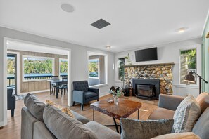 Smart TV, chimenea y libros