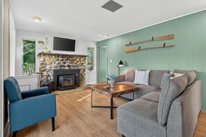 Smart TV, fireplace, books - 2miles to Okemo! Ski house • Hot Tub • Lake Rescue (Ludlow)