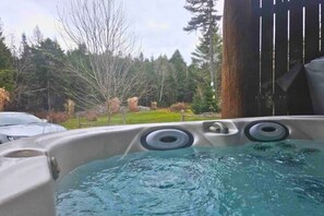 Outdoor spa tub - Mt. Holly Haven • Hot Tub + Games • Near Okemo (Mount Holly)