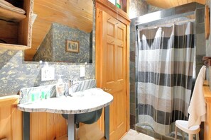 Shower, hair dryer, towels - Mt. Holly Haven • Hot Tub + Games • Near Okemo (Mount Holly)