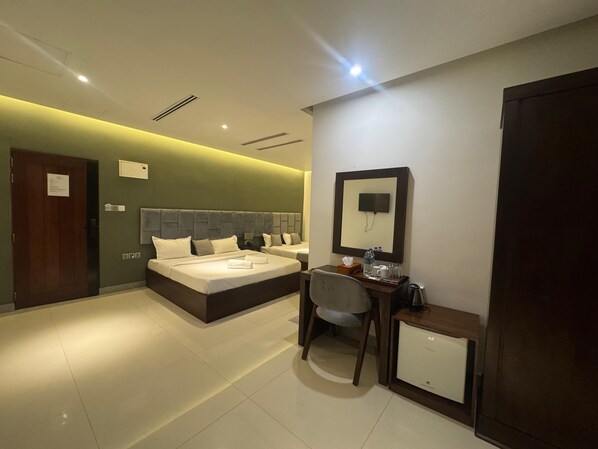 مكتب ومكواة/لوح كي وواي فاي مجانًا