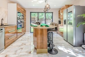 Lavavajillas y trona infantil