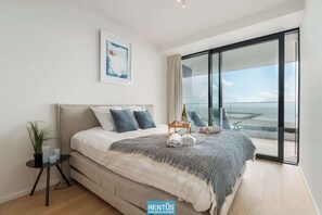 3 bedrooms, desk, WiFi, bed sheets