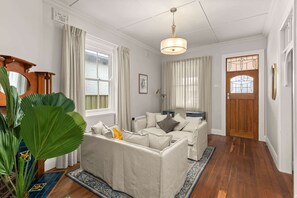 TV, offices - Family Home in Mayfield with Stylish Interior (Mayfield)