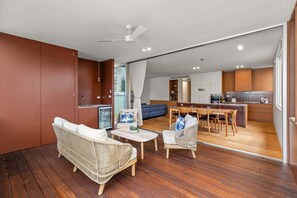 TV, offices - Family Home in Mayfield with Stylish Interior (Mayfield)