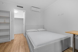 Escritorio, wifi y ropa de cama 