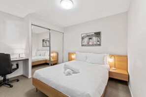 2 bedrooms, desk, iron/ironing board, WiFi - Kangaroo Point 2-Bed Flat with Gym & Pool (Kangaroo Point)
