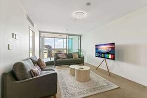 TV, offices - Kangaroo Point 2-Bed Flat with Gym & Pool (Kangaroo Point)