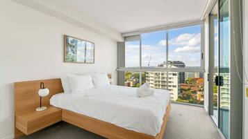 2 bedrooms, desk, iron/ironing board, WiFi