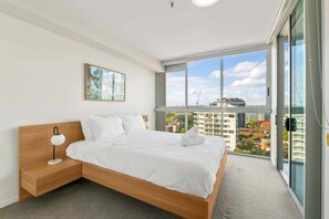 2 bedrooms, desk, iron/ironing board, WiFi - Kangaroo Point 2-Bed Flat with Gym & Pool (Kangaroo Point)
