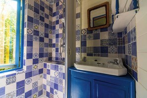 Douche, serviettes fournies, papier de toilette
