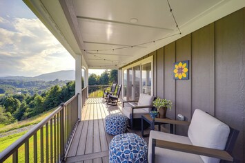 Jefferson Vacation Rental | 4BR | 3BA | 2 Steps Required | 3,200 Sq Ft