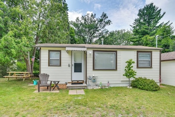 Houghton Lake Vacation Rental | Studio | 1BA | 2 Steps Required | 400 Sq Ft