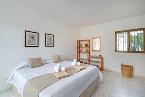 3 chambres, fer et planche à repasser, Wi-Fi, draps fournis