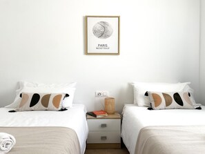 2 habitaciones, tabla de planchar con plancha, internet y ropa de cama
