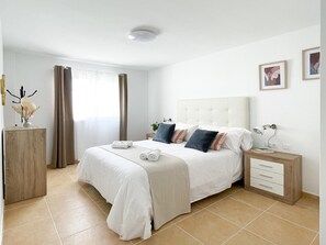 2 多间卧室、熨斗/熨衣板、上网接入、床单