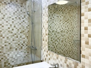 Dusche, Haartrockner, Handtücher