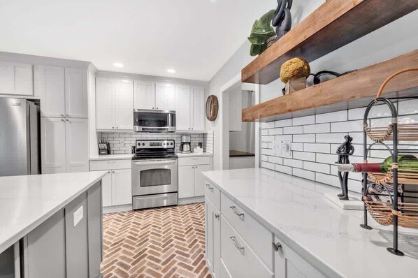 Fridge, microwave, oven, stovetop - Lake Norman Villa • Sleeps 15-Hot Tub-Game Room (Mooresville)