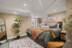 6 bedrooms, desk, iron/ironing board, travel cot