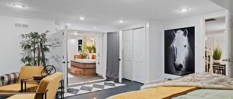 6 habitaciones, escritorio y tabla de planchar con plancha