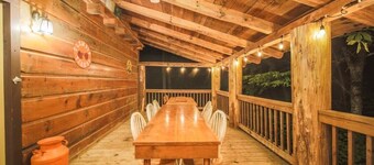 Sleeps 16 • Hot Tub•Sauna•Dogs Welcome•Ping Pong