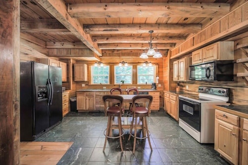 Sleeps 16 • Hot Tub•Sauna•Dogs Welcome•Ping Pong