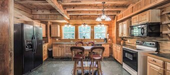 Sleeps 16 • Hot Tub•Sauna•Dogs Welcome•Ping Pong