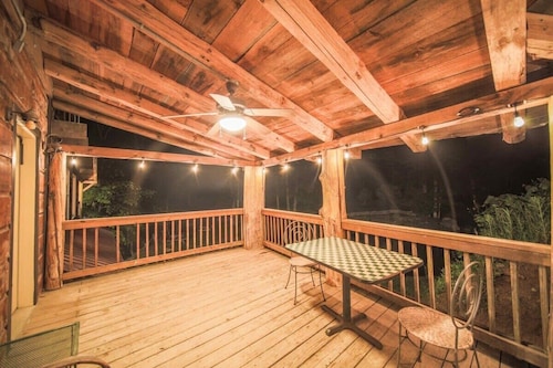 Sleeps 16 • Hot Tub•Sauna•Dogs Welcome•Ping Pong