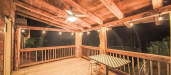 Sleeps 16 • Hot Tub•Sauna•Dogs Welcome•Ping Pong