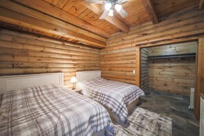 5 bedrooms, iron/ironing board, WiFi, bed sheets