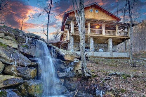 Sleeps 16 • Hot Tub•Sauna•Dogs Welcome•Ping Pong