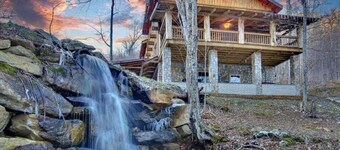 Sleeps 16 • Hot Tub•Sauna•Dogs Welcome•Ping Pong