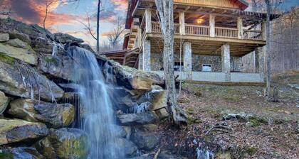 Sleeps 16 • Hot Tub•Sauna•Dogs Welcome•Ping Pong