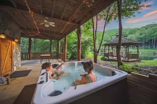 2 Cabins on Private Pond • Sleeps 30•Sauna•Hot Tub