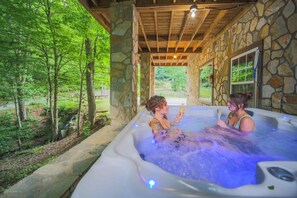 Outdoor spa tub