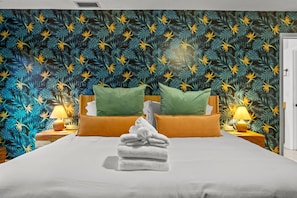 5 Schlafzimmer, Schreibtisch, Bügeleisen/Bügelbrett, Reisekinderbett