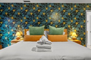 5 bedrooms, desk, iron/ironing board, travel crib