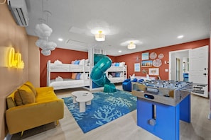 5 Schlafzimmer, Schreibtisch, Bügeleisen/Bügelbrett, Reisekinderbett