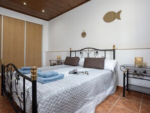 2 bedrooms, iron/ironing board, Internet, bed sheets