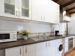 Kühlschrank, Mikrowelle, Wasserkocher mit Kaffee-/Teezubehör, Toaster