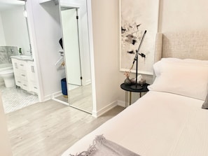 Habitación Deluxe con 2 camas individuales | Escritorio, tabla de planchar con plancha, wifi gratis y ropa de cama