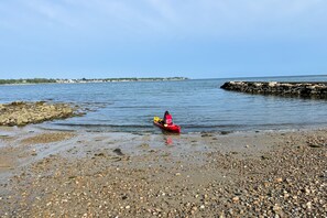 Una spiaggia nelle vicinanze
