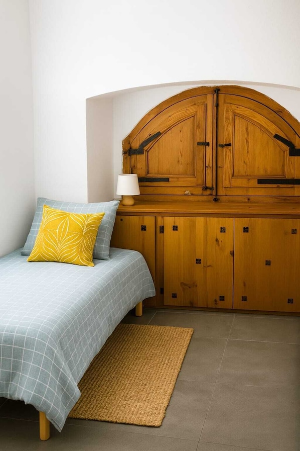 3 bedrooms, iron/ironing board, bed sheets