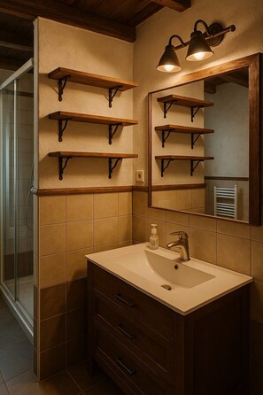 Een douche, een haardroger, handdoeken, toiletpapier