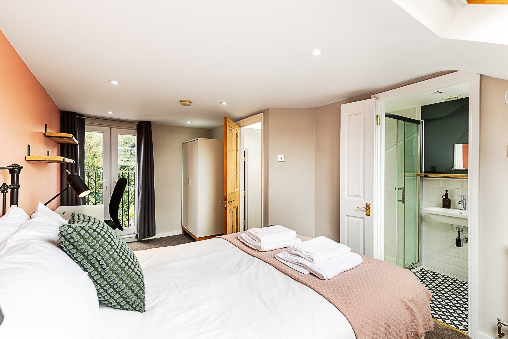 4 bedrooms, desk, iron/ironing board, Internet