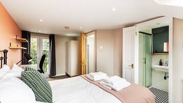 4 bedrooms, desk, iron/ironing board, Internet