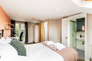 4 bedrooms, desk, iron/ironing board, Internet - Stylish Family Home with Garden in Peckham Rye (London)