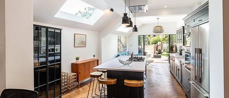 Kylskåp, mikrovågsugn, ugn och diskmaskin